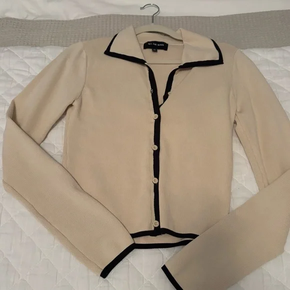 Chic Cream Top and Mini Skirt with Black Accents - Picture 7 of 10